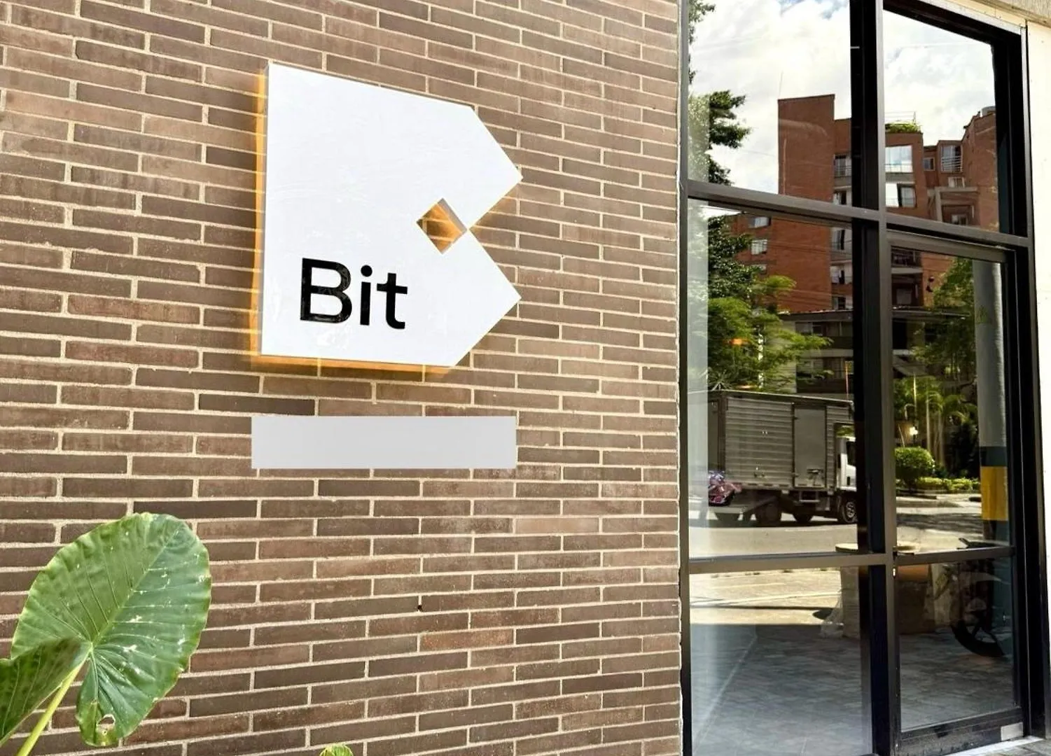 Bit By Simple Stay Medellín